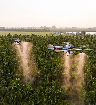 Dron specjalistyczny DJI w trakcie pracy