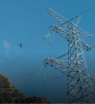 Dron specjalistyczny DJI w trakcie pracy