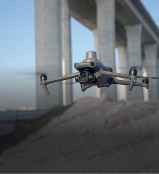 Dron specjalistyczny DJI w trakcie pracy