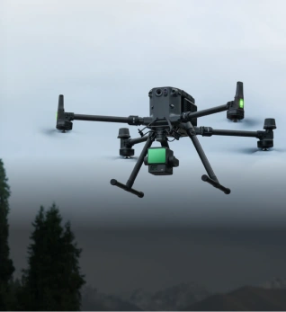 Dron specjalistyczny DJI w trakcie pracy